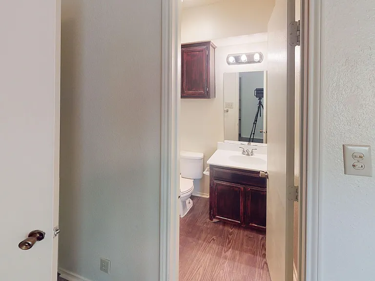 521 W Sycamore St — Photo 12