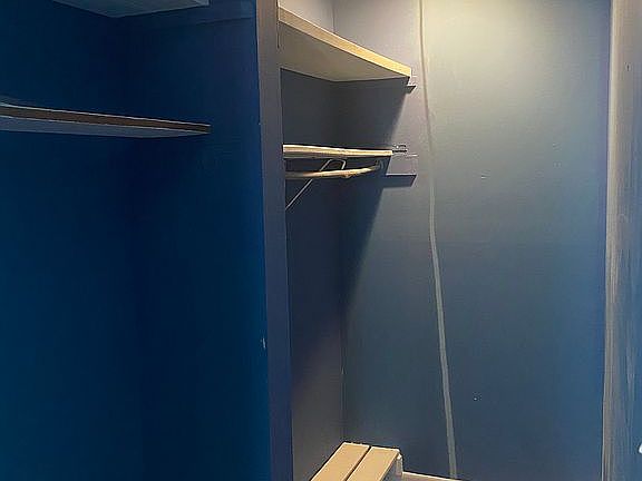 Mater berm walk-in closet