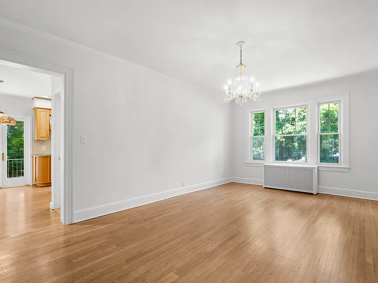 121 Walworth Ave — Photo 9