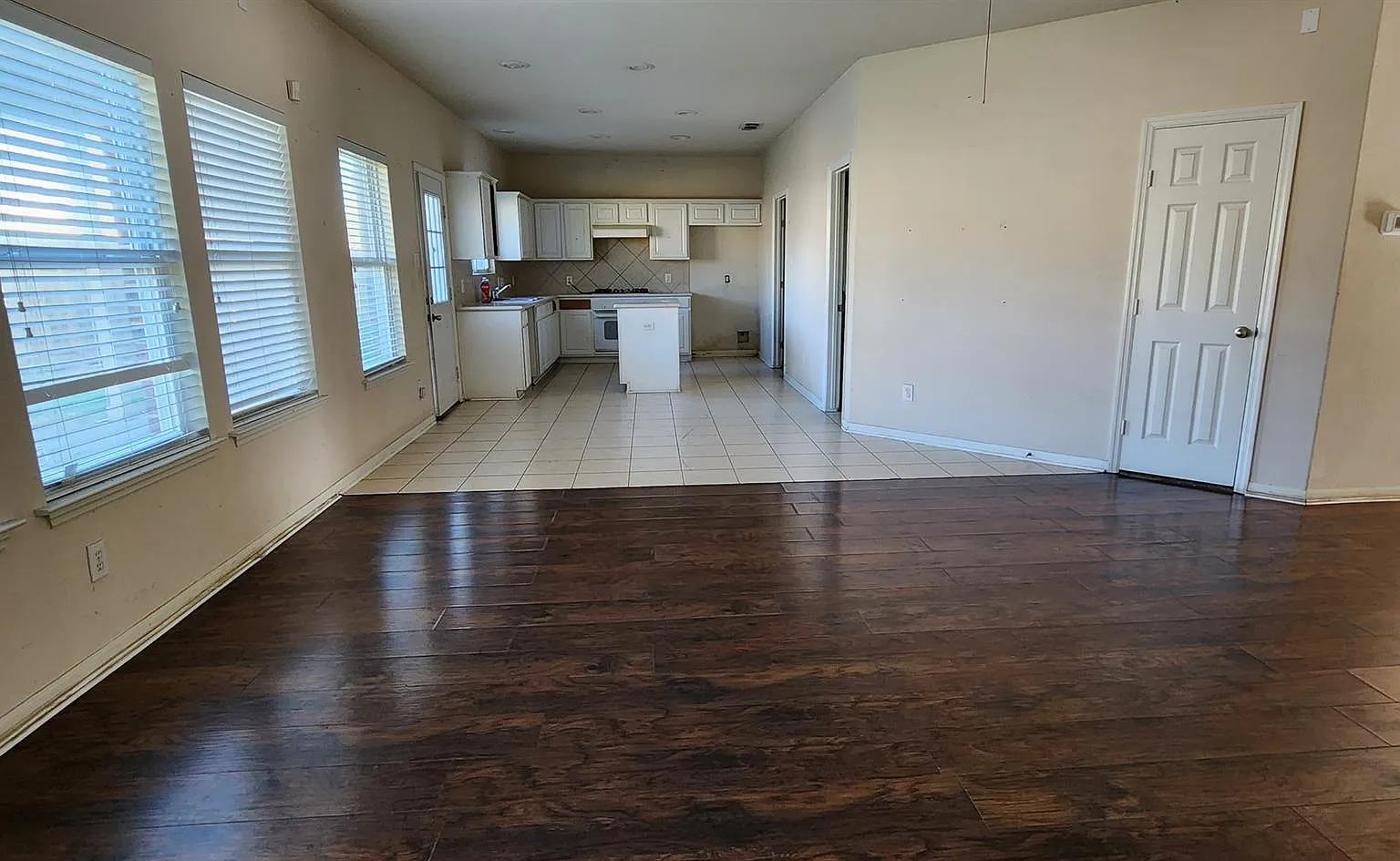 4 bed, 2.5 bath, 2421 sqft, $2,450 — Photo 3