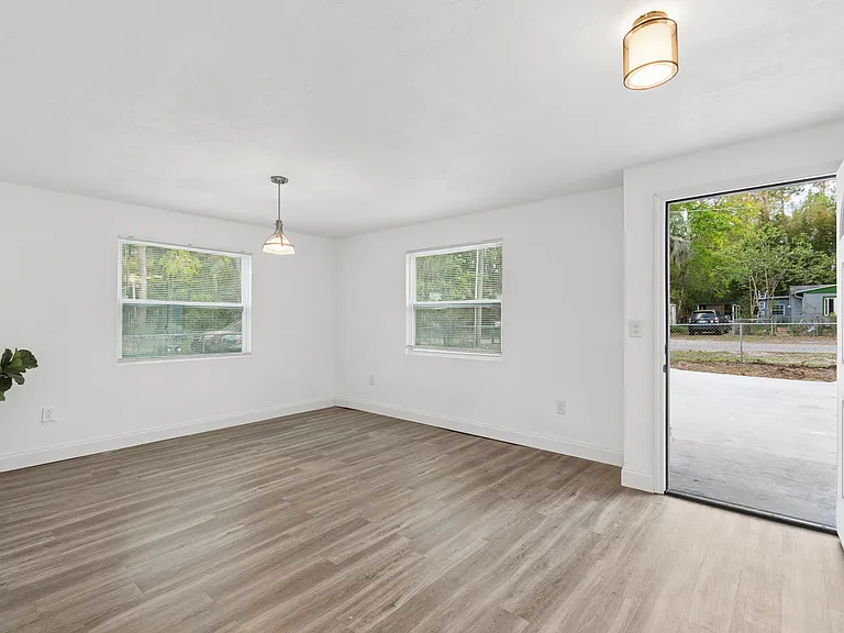 220 NW 33rd Ave — Photo 5