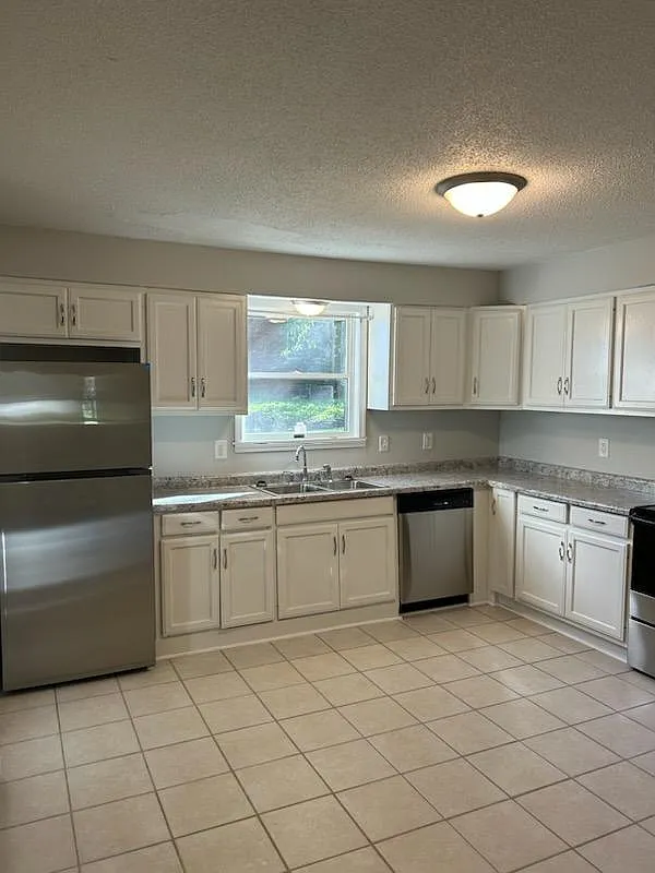 2 bed, 800 sqft, $1,375 — Photo 2