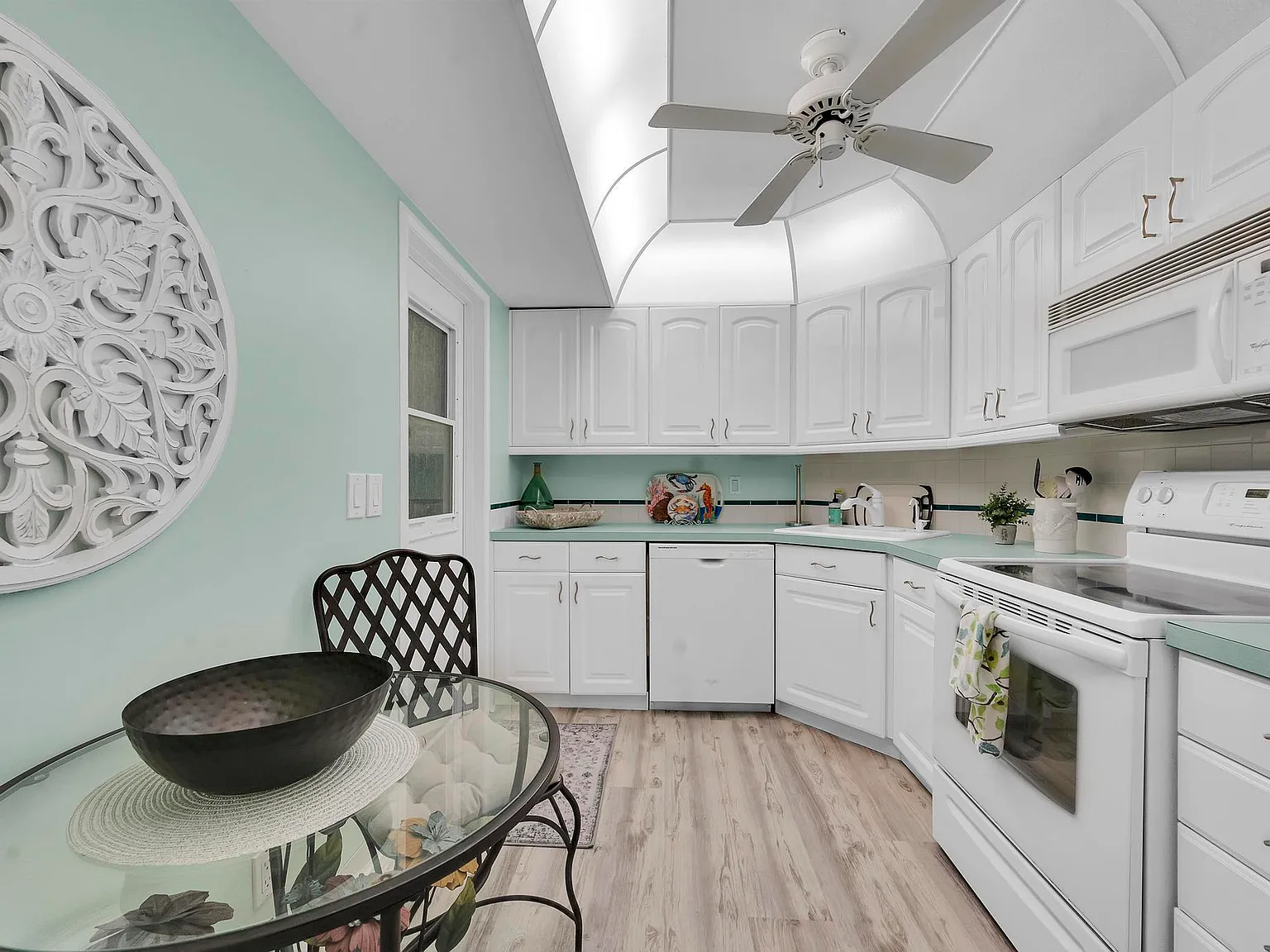 2 bed, 2.0 bath, 1102 sqft, $2,500 — Photo 3