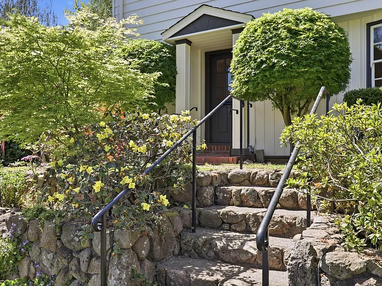 30 Walnut Ave — Photo 2