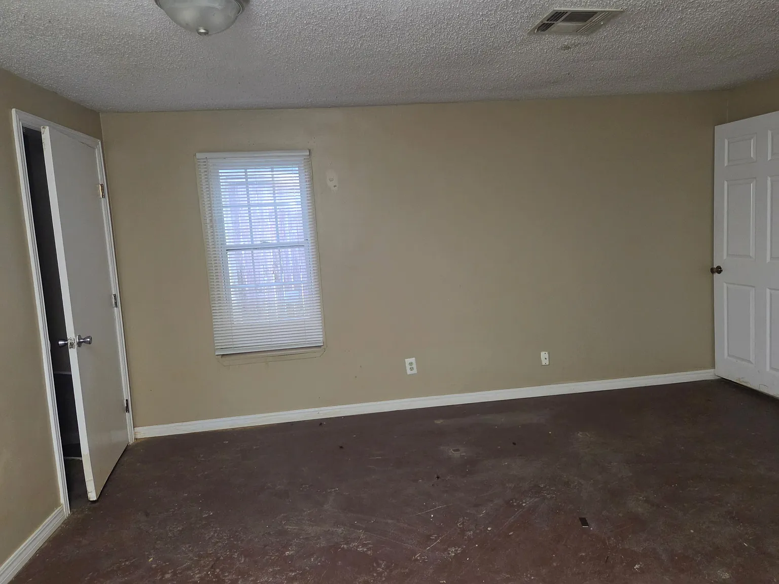 2623 E 55th Pl — Photo 3