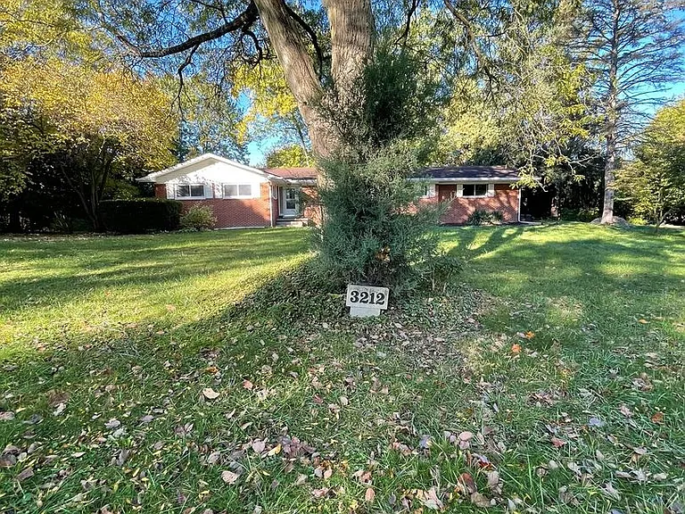 3212 Charing Cross Rd — Photo 3