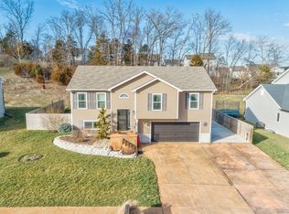 1715 Saint Charles Dr, Hillsboro, MO 63050