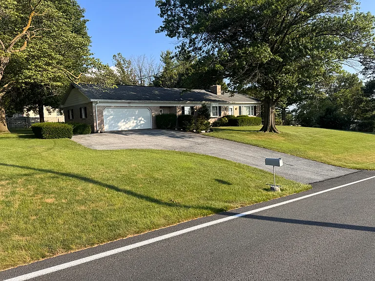 1136 Lexington Rd — Photo 26