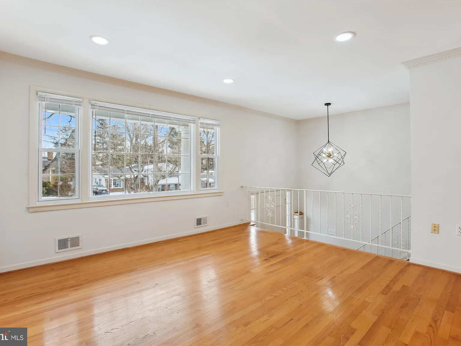 5 bed, 2282 sqft, $4,385 — Photo 3
