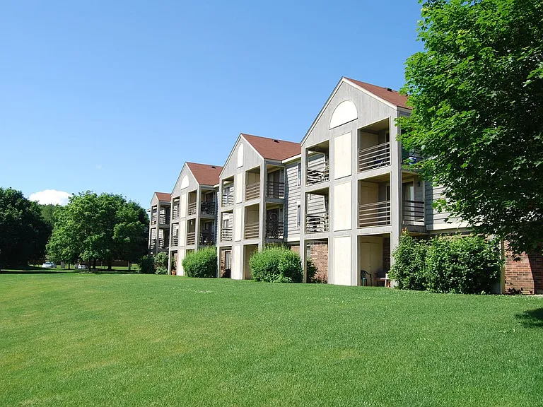 Emerald Park Apartments — Photo 23