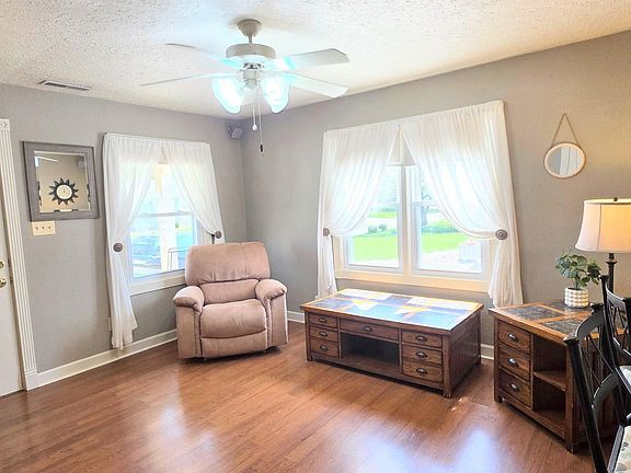 5th image of 904 N Lincoln Park Dr