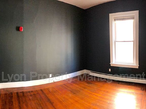 5th image of 124 Vinton St APT 1R