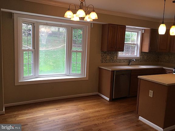 5th image of 102 Lena Dr