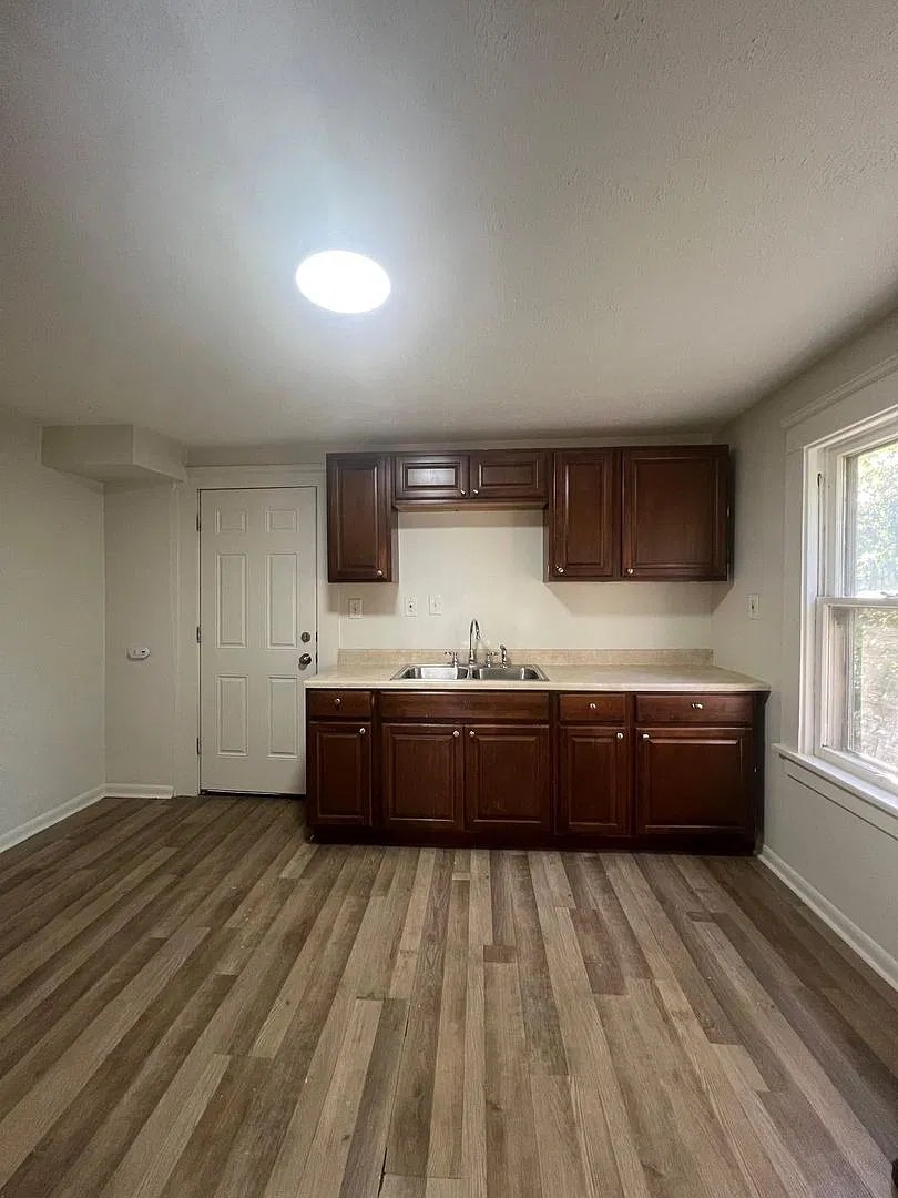 16108 Parkgrove Ave — Photo 3