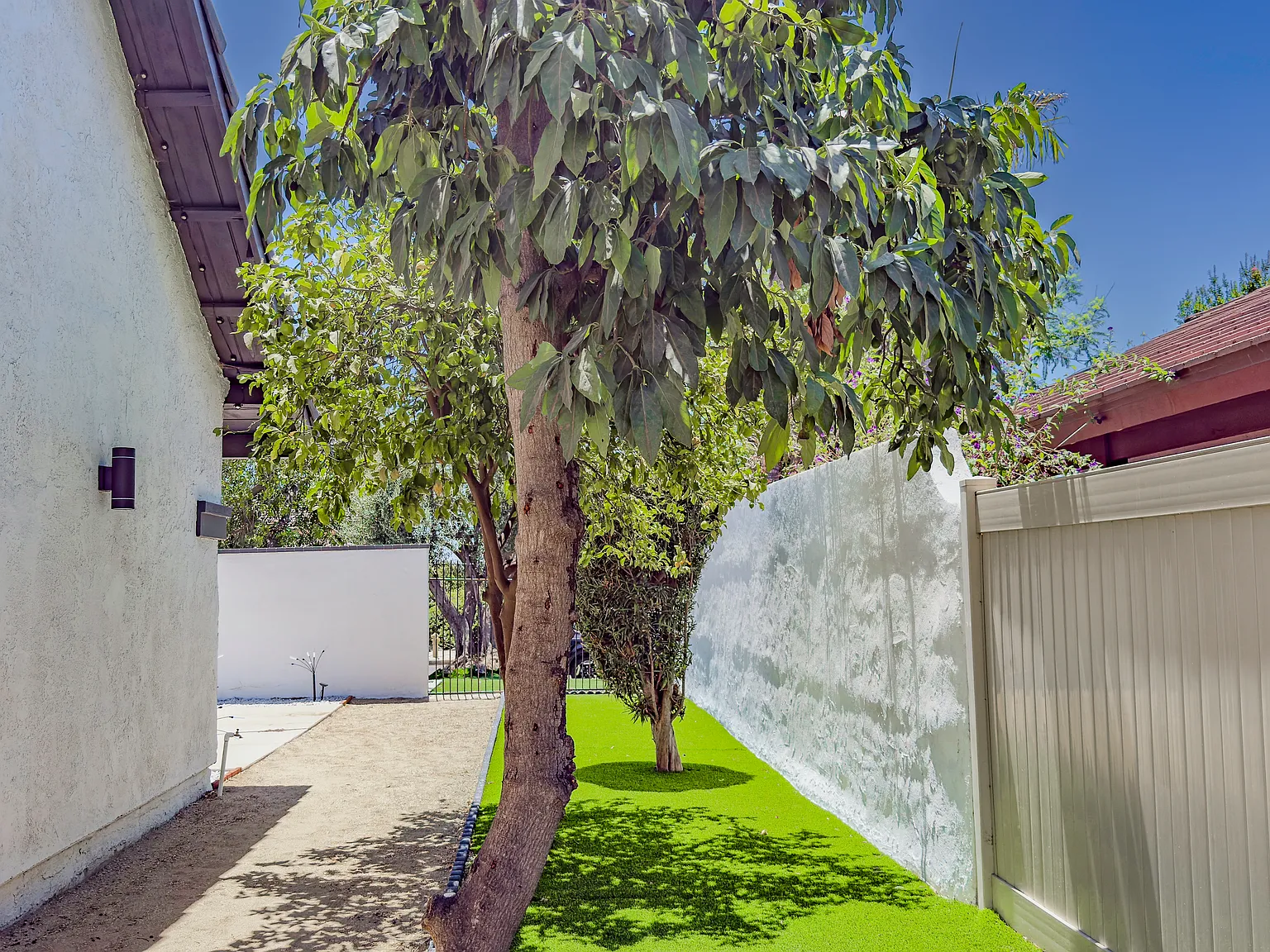 4 bed, 2000 sqft, $7,499 — Photo 3