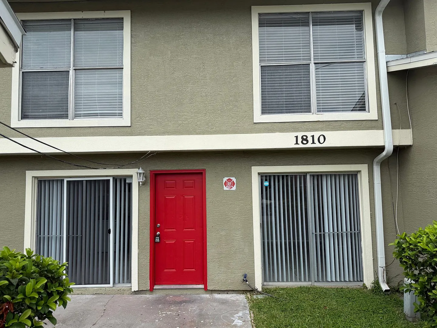 Spacious 2 Bedroom Orlando Condo with Water Included Available Now! — Photo 2