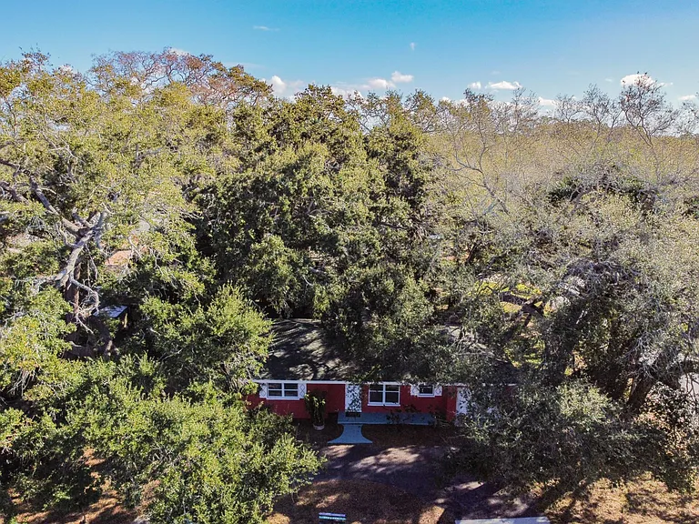 677 Oakwood Dr — Photo 4