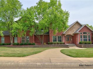 10024 Camelot Ln, Rogers, AR 72758