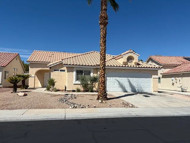 4 bed, 2010 sqft, $2,700 — Photo 2