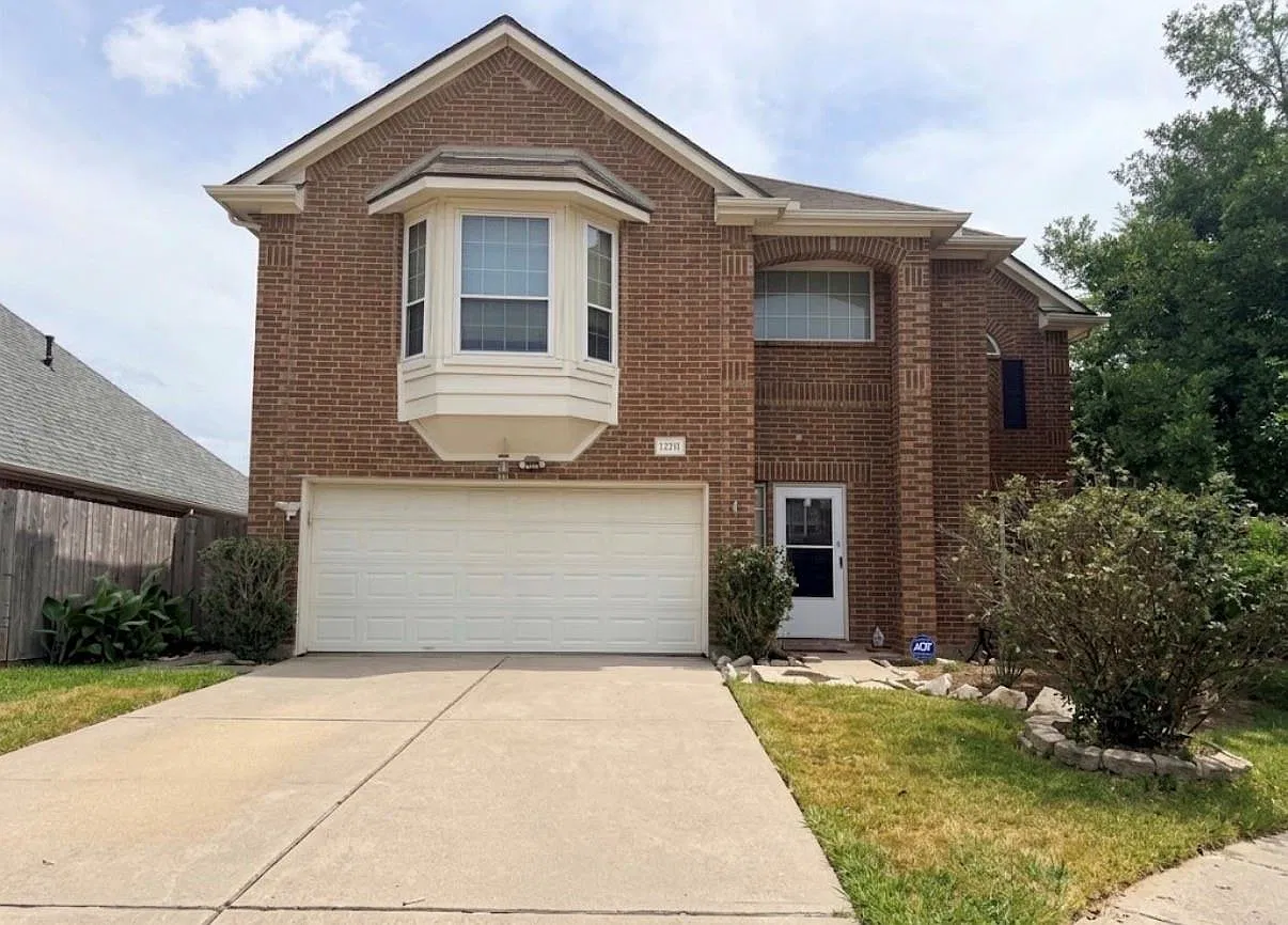 3 bed, 2.5 bath, 2199 sqft, $2,200 — Photo 1