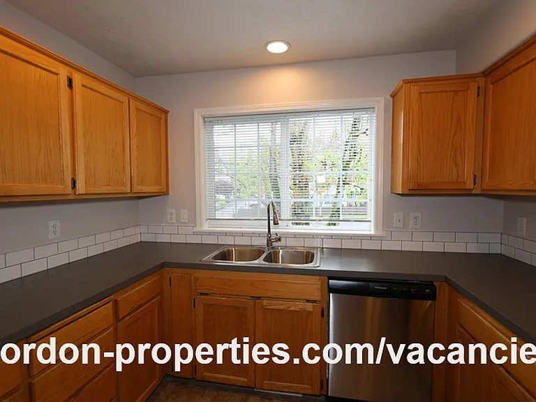 16913 NE Halsey St — Photo 23