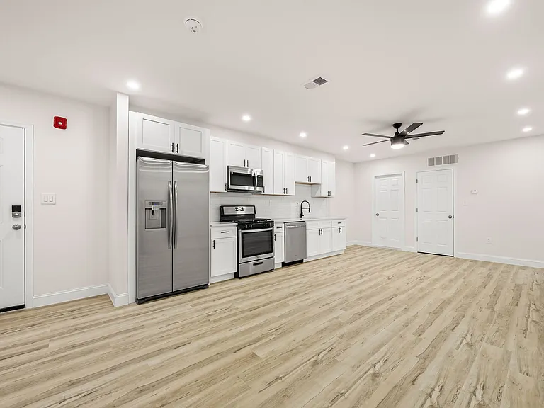 437-39 W Girard Ave #4 — Photo 1