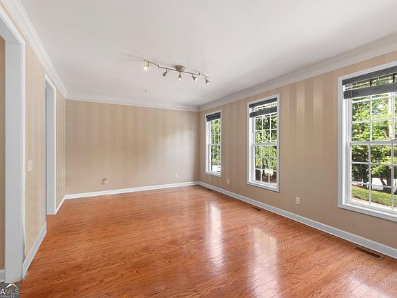 4th image of 708 Surrey Park Pl SE