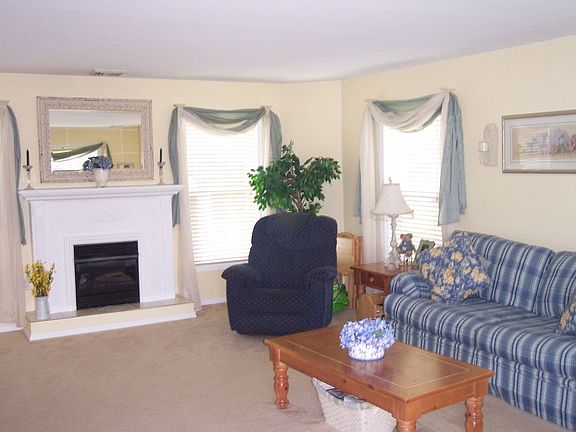 Living room w/ fireplace