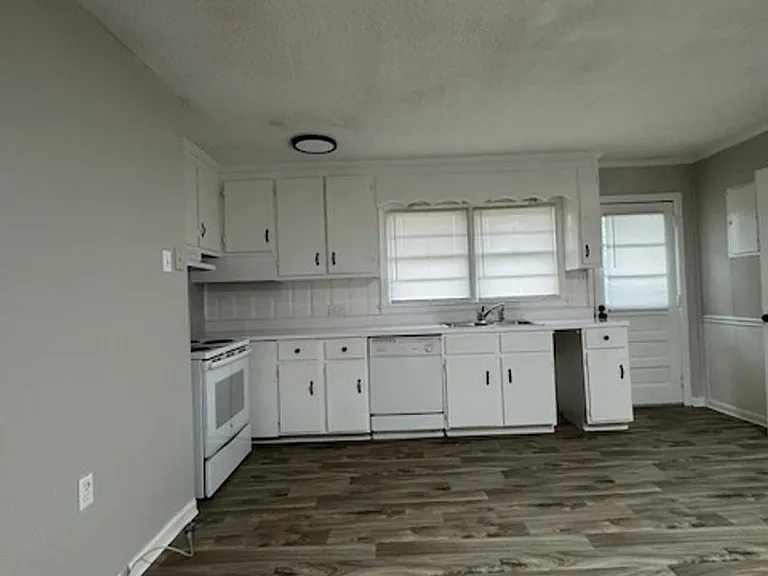 201 Holly Rd — Photo 5