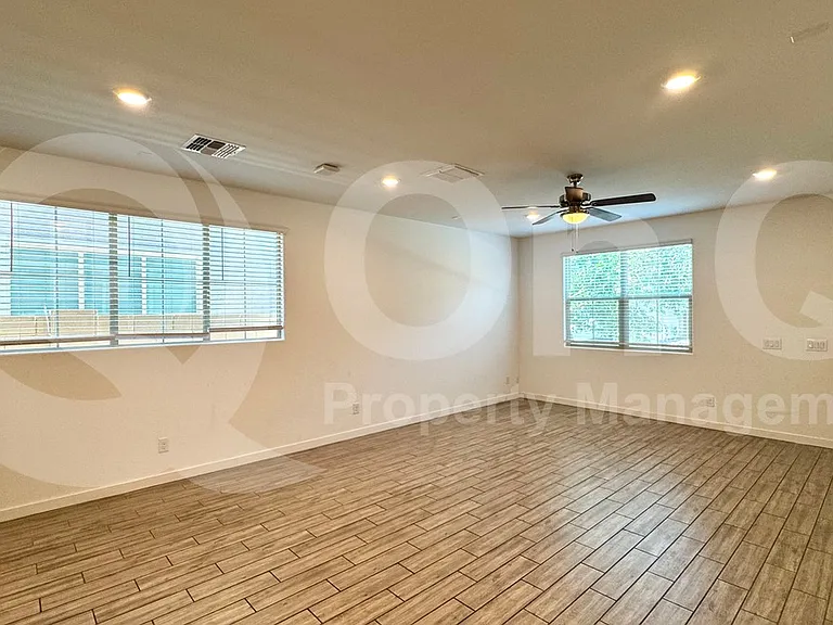 1068 E Sabino Dr — Photo 33