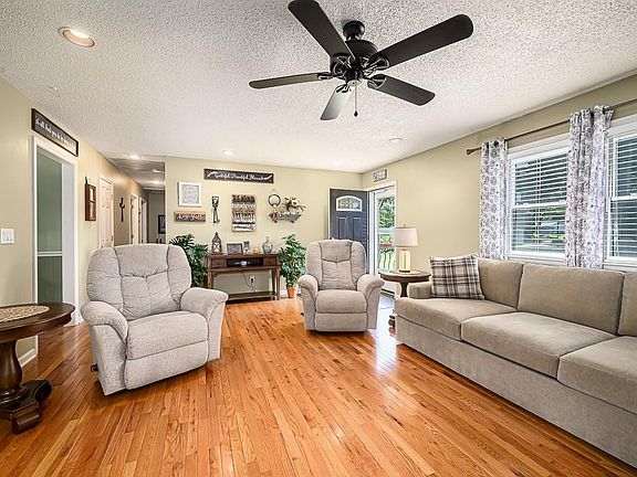 5th image of 22400 W 73rd Ter
