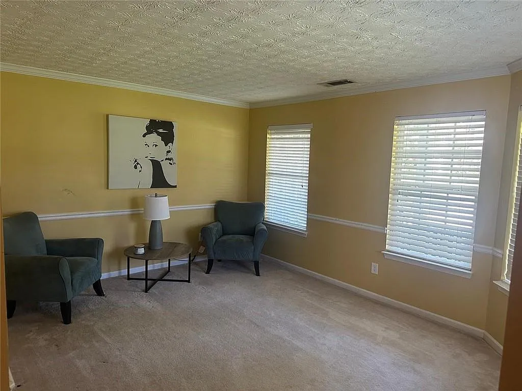 4 bed, 2.5 bath, 3919 sqft, $2,500 — Photo 2