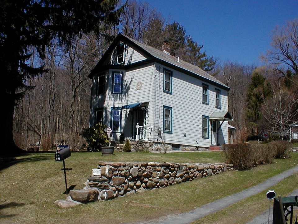 5br Colonial along the Appalachian Trail!