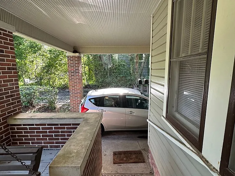 Beautiful downtown quad. 1 and 2 bed units available now. Pets allowed. — Photo 25