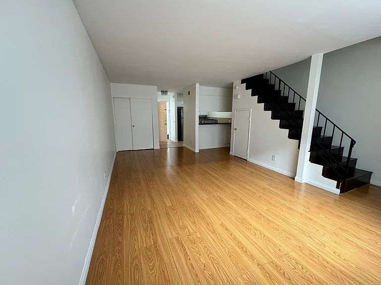 14931 Magnolia Blvd #8 — Photo 5