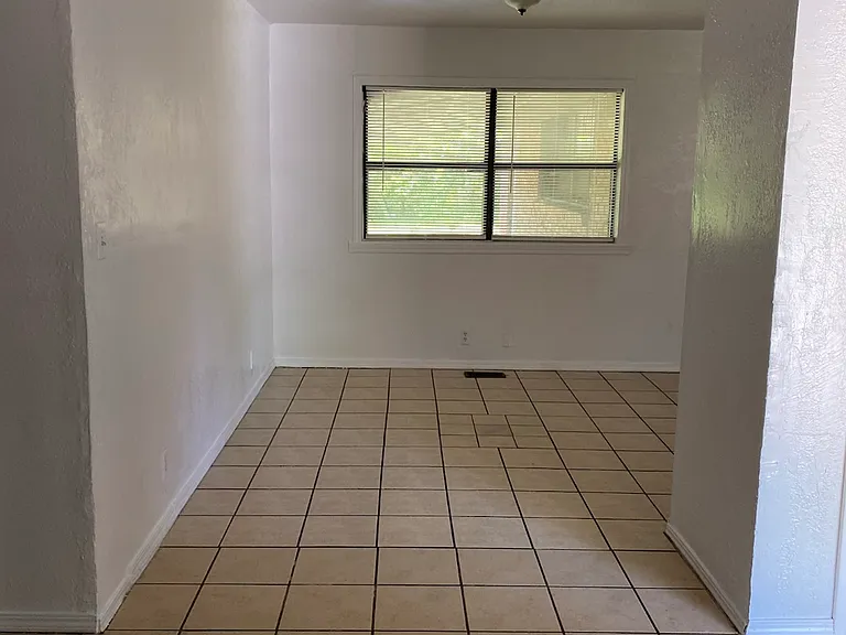 E 32nd Pl — Photo 5