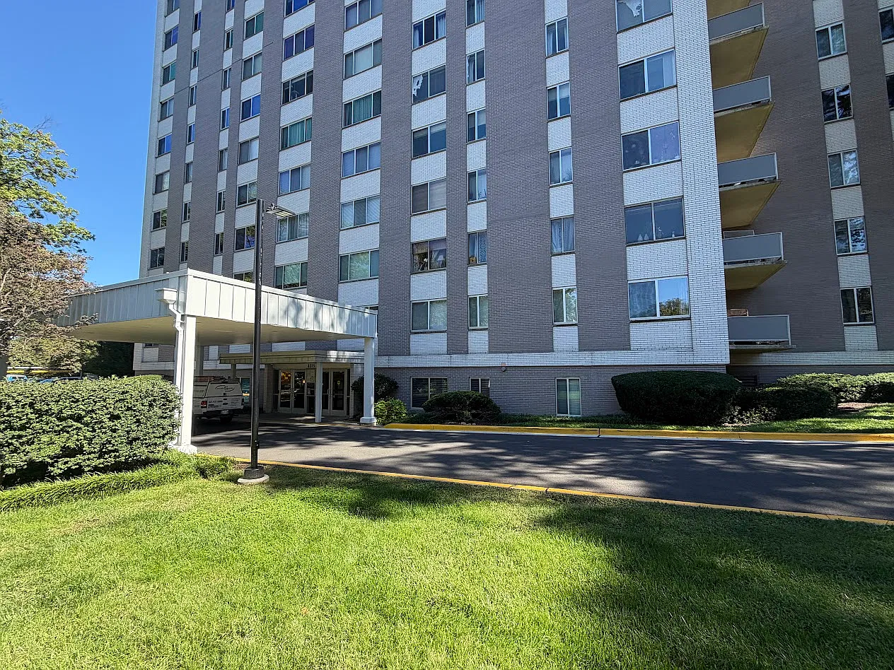 1 bed, 827 sqft, $2,100 — Photo 1