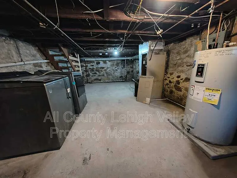 546 Thomas St — Photo 10