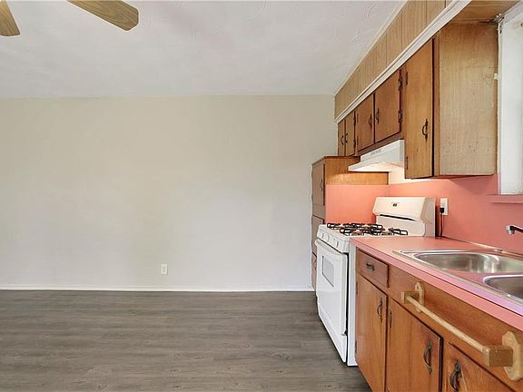 5th image of 215 Emporia Ln