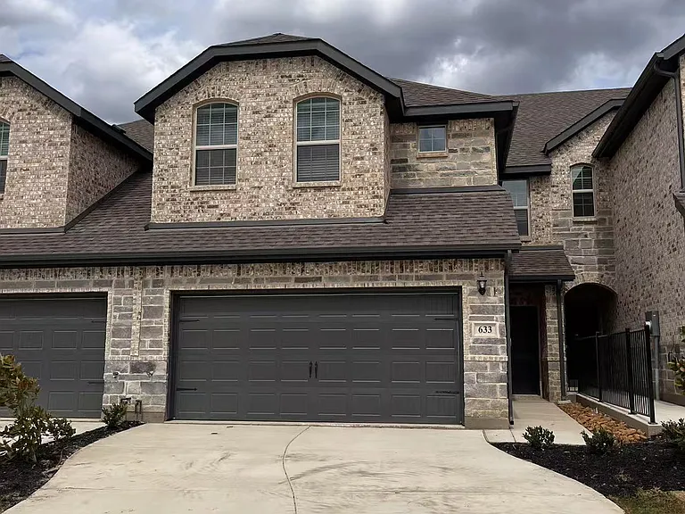 633 Sandiford Ct — Photo 2