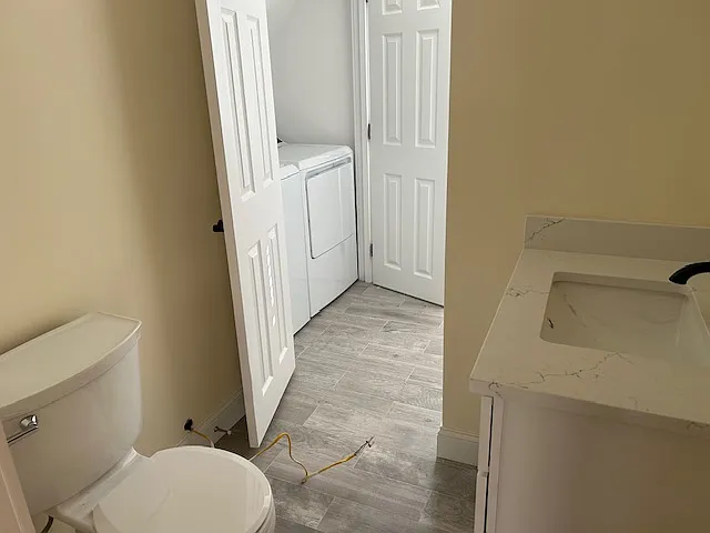 2nd Fl Full Bath w/Laundry
10x8