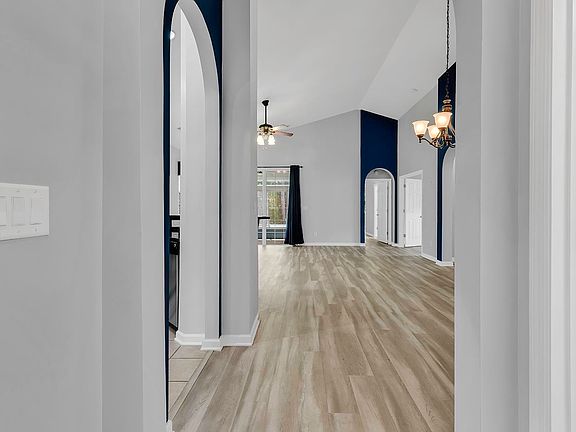 4th image of 721 Bay Hill Ct.