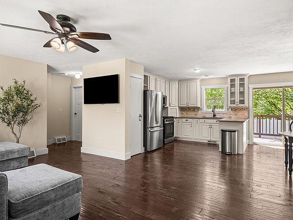 3rd image of 2732 Hammond Highlands Dr