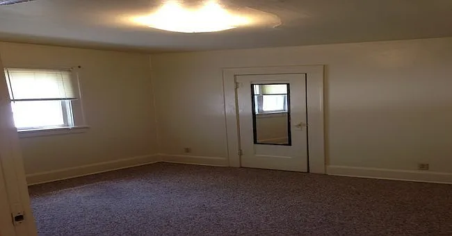 516 S Florence Ave — Photo 5