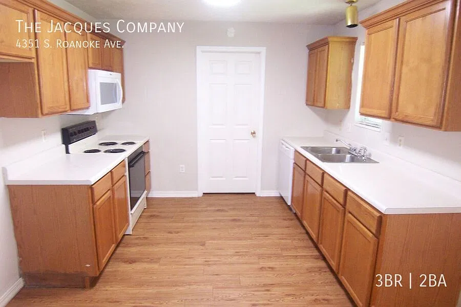 South Central 3 BR 2 Bath 2 Car Garage- Just West of Twin Oaks Country Club — Photo 2