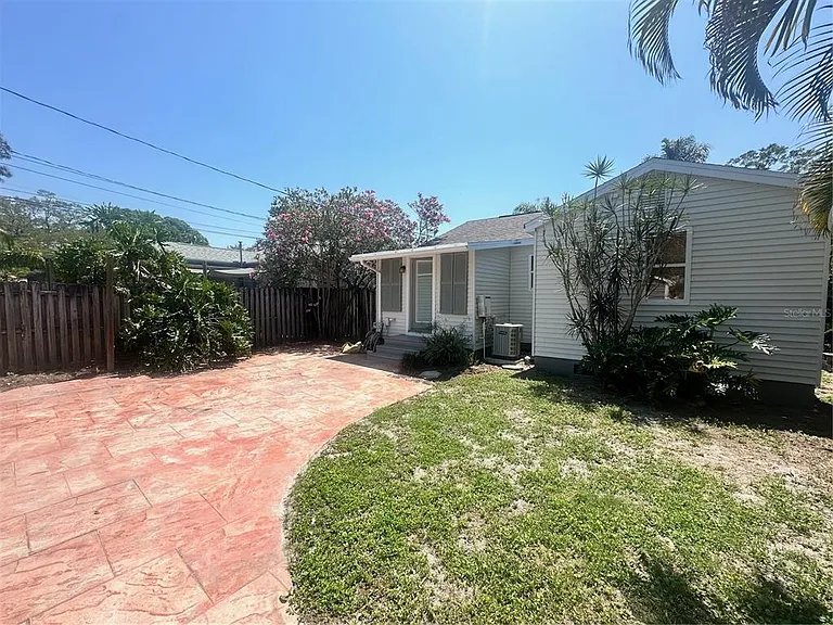 4221 Burlington Ave N — Photo 28