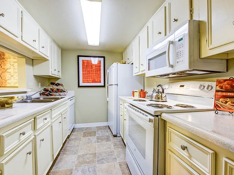 TRADITIONAL 2-BEDROOM KITCHEN