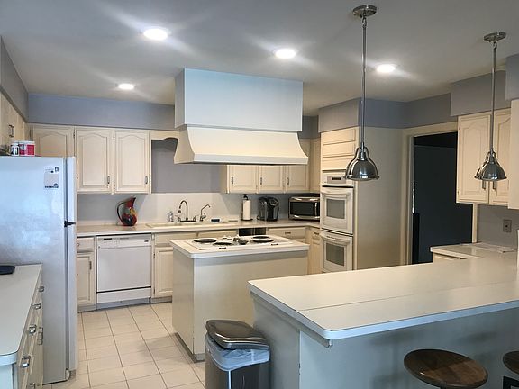 3rd image of 3010 Lake Shore Dr
