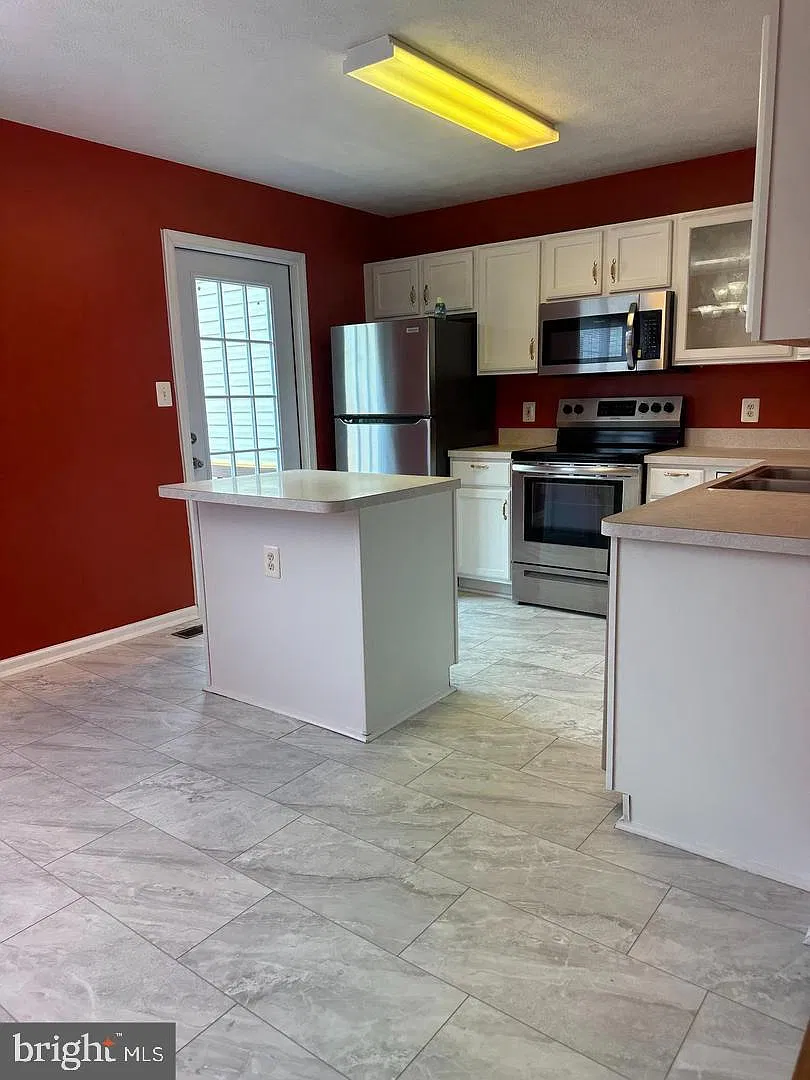 3 bed, 2.0 bath, 2280 sqft, $2,199 — Photo 3