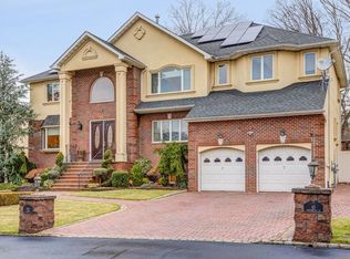 45 Chipperfield Ct, Staten Island, NY 10301